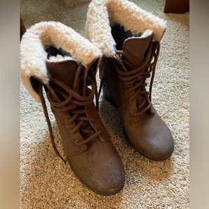 Brand New Ugg Zea Shearling Leather Brown Wedge Boots size 7 women